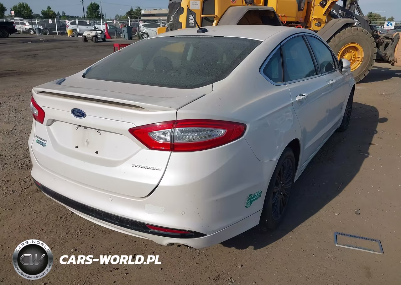 2014 Ford Fusion Energi Titanium VIN:3FA6P0SU4ER383041 - 4