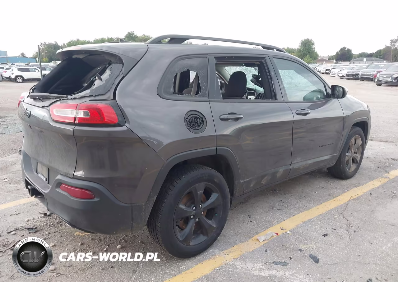 2018 Jeep Cherokee Latitude 4X4 VIN:1C4PJMCX0JD582025 - 4