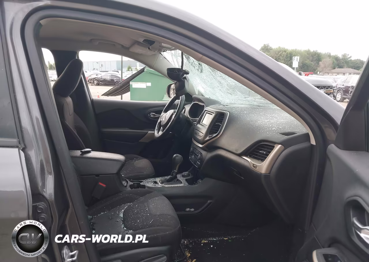 2018 Jeep Cherokee Latitude 4X4 VIN:1C4PJMCX0JD582025 - 5