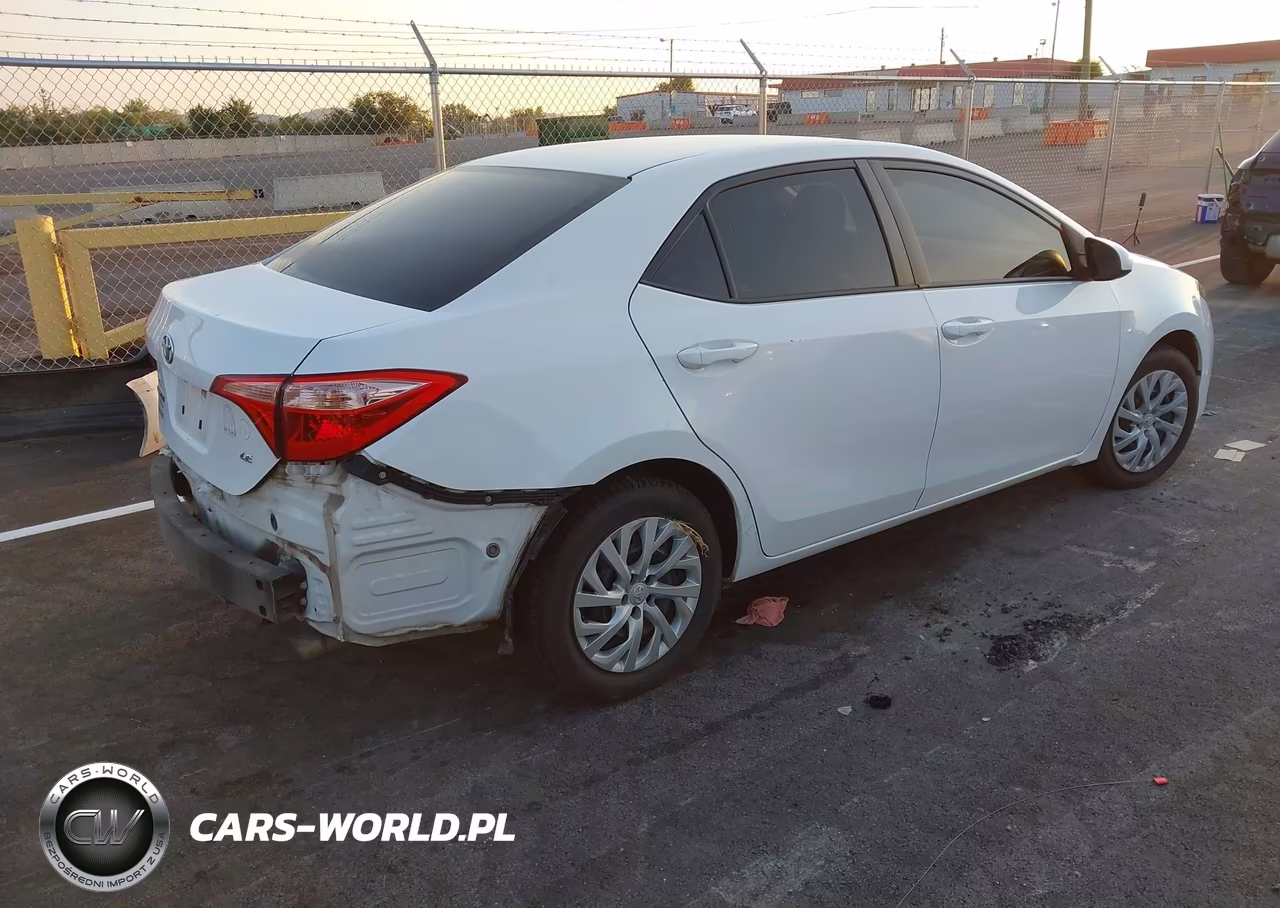 2018 Toyota Corolla Le VIN:5YFBURHE8JP852220 - 4