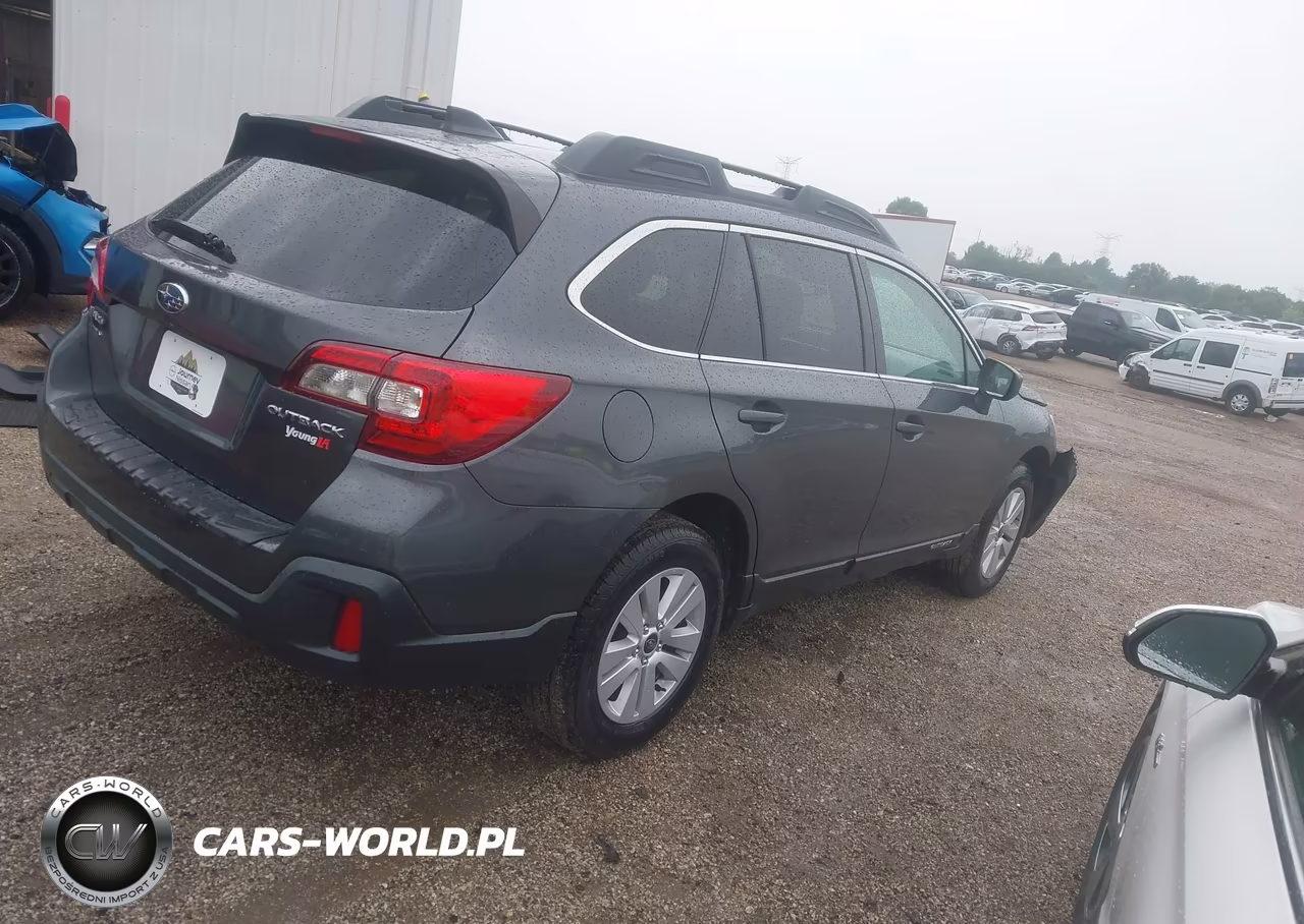 2018 Subaru Outback 2.5I Premium VIN:4S4BSACC2J3216930 - 4