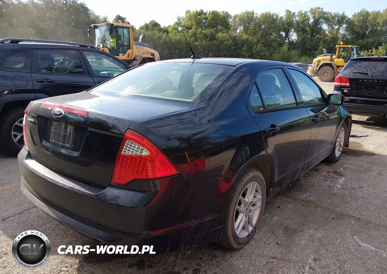 2012 Ford Fusion S VIN:3FAHP0GA8CR246950 - 4