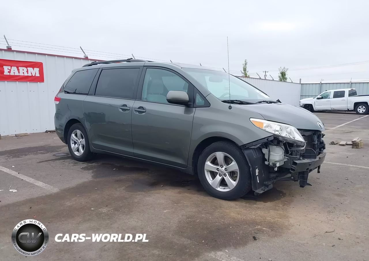 2013 Toyota Sienna Le V6 8 Passenger