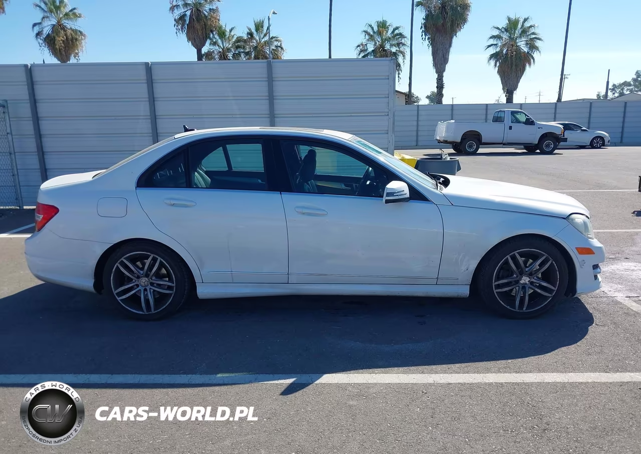 2013 Mercedes-Benz C 250 Sport VIN:WDDGF4HB5DA862324 - 13