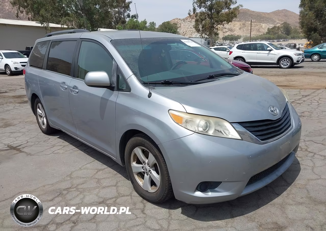 2013 Toyota Sienna Le V6 8 Passenger
