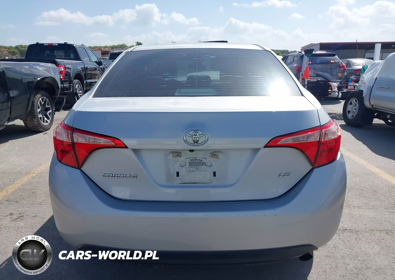 2018 Toyota Corolla Le VIN:5YFBURHE4JP833471 - 17