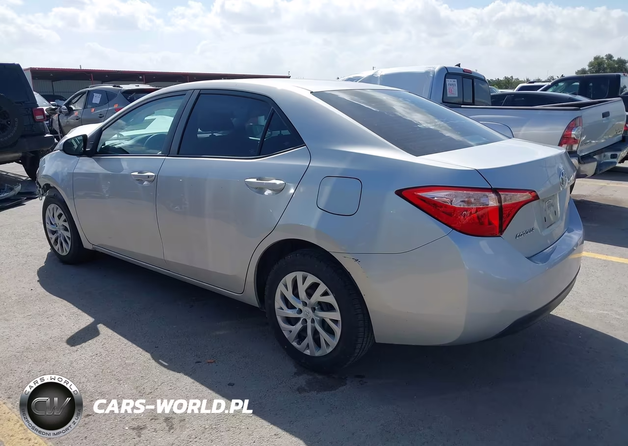 2018 Toyota Corolla Le VIN:5YFBURHE4JP833471 - 3