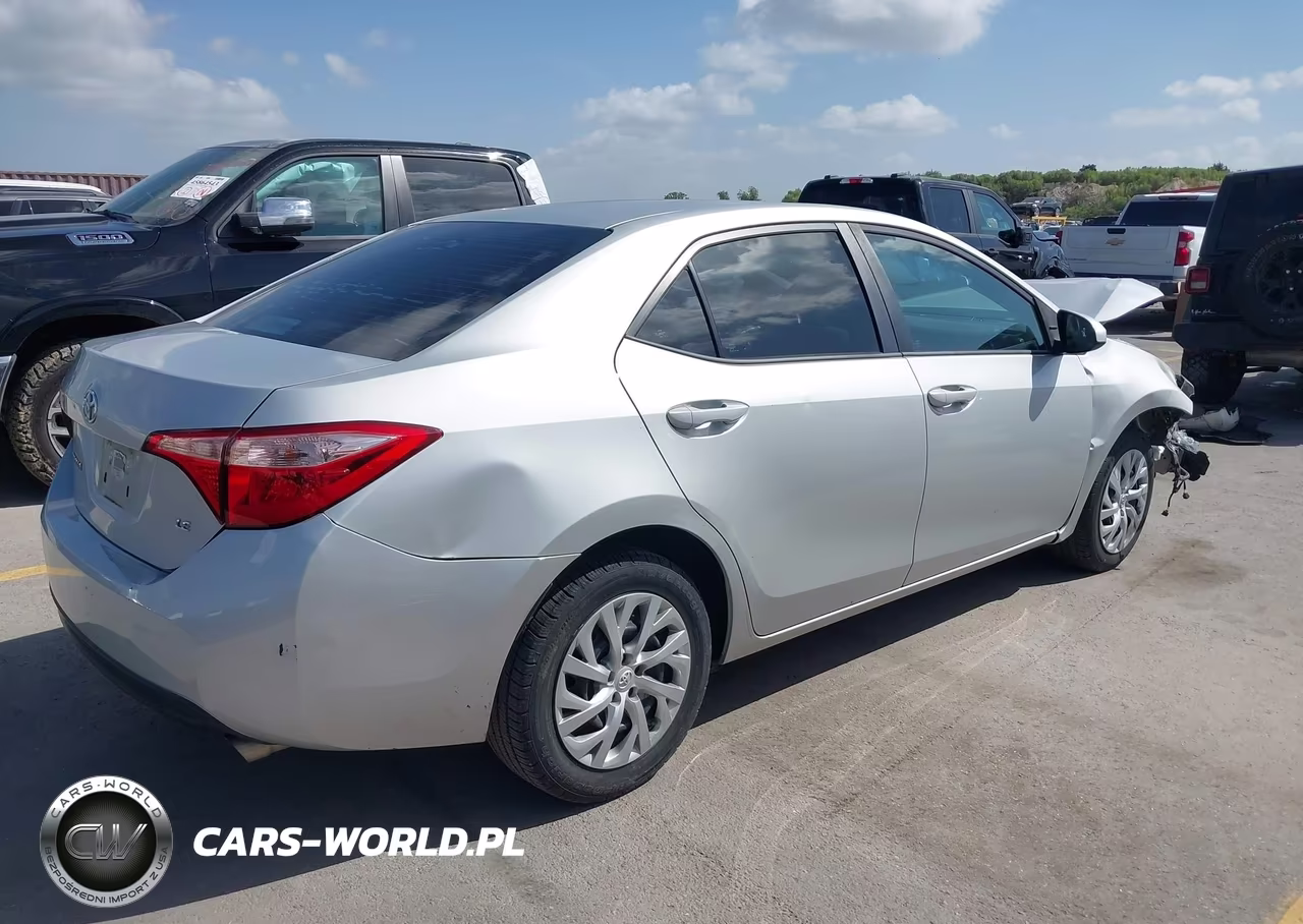 2018 Toyota Corolla Le VIN:5YFBURHE4JP833471 - 4