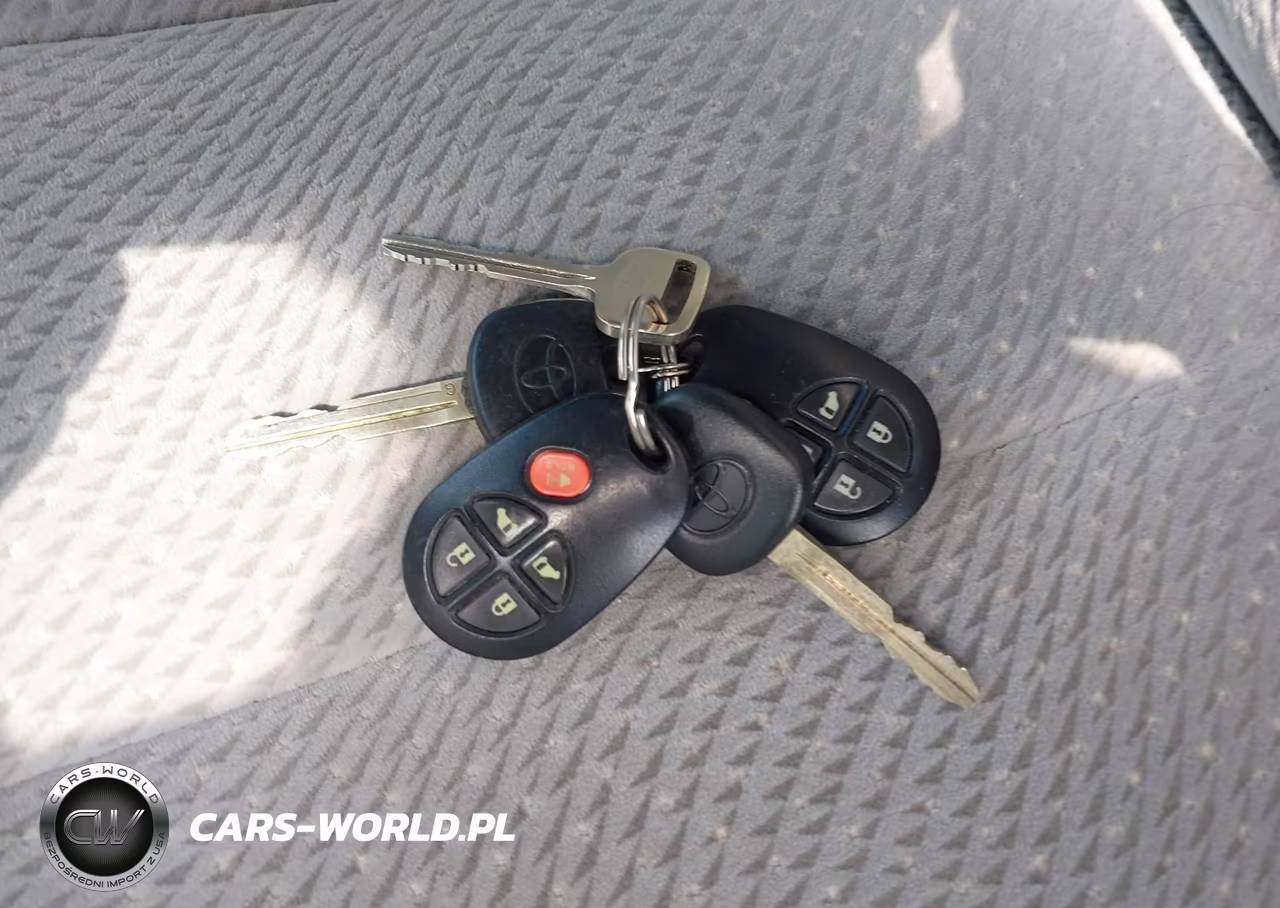 2011 Toyota Sienna Le V6 VIN:5TDKK3DC2BS002079 - 11