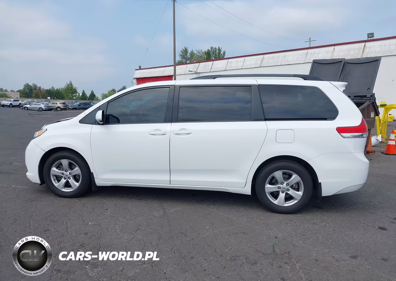 2011 Toyota Sienna Le V6 VIN:5TDKK3DC2BS002079 - 14
