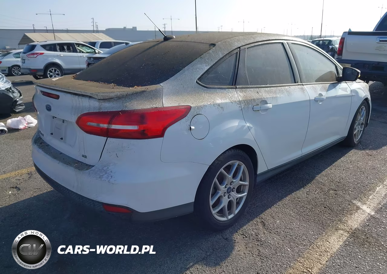2015 Ford Focus Se VIN:1FADP3F2XFL331043 - 4
