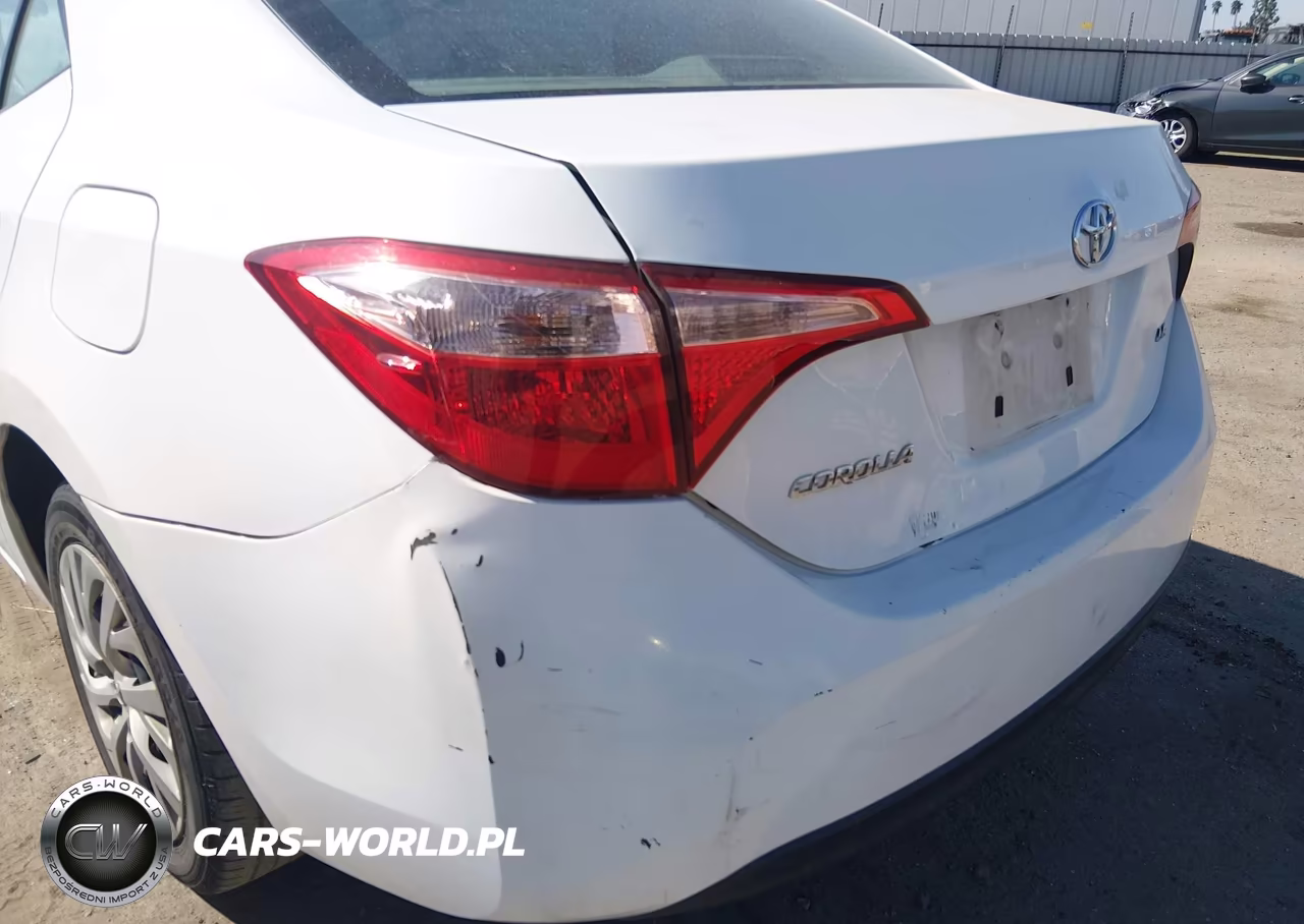 2018 Toyota Corolla Le VIN:2T1BURHE0JC015168 - 17