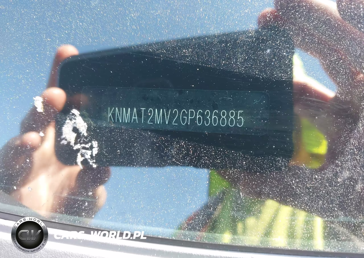 2016 Nissan Rogue S VIN:KNMAT2MV2GP636885 - 11