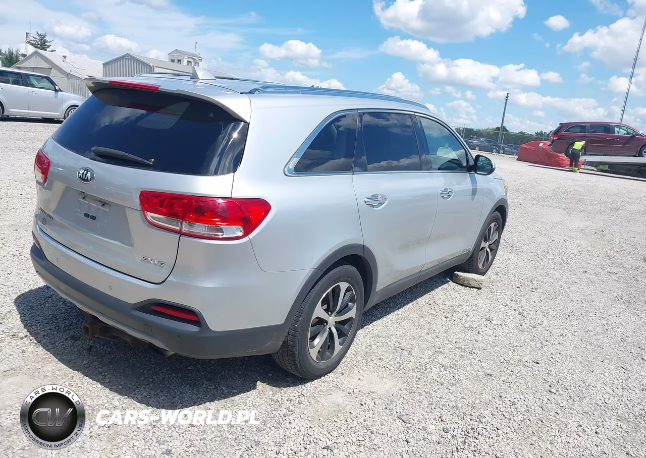2016 Kia Sorento 3.3L Ex VIN:5XYPHDA53GG081895 - 4