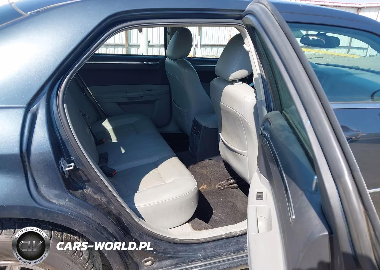 2007 Chrysler 300 Touring VIN:2C3LK53G17H679106 - 8