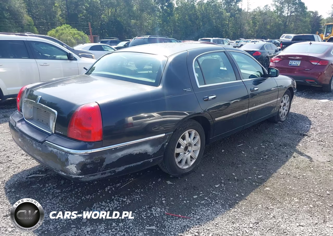 2011 Lincoln Town Car Signature Limited VIN:2LNBL8CV2BX751686 - 4