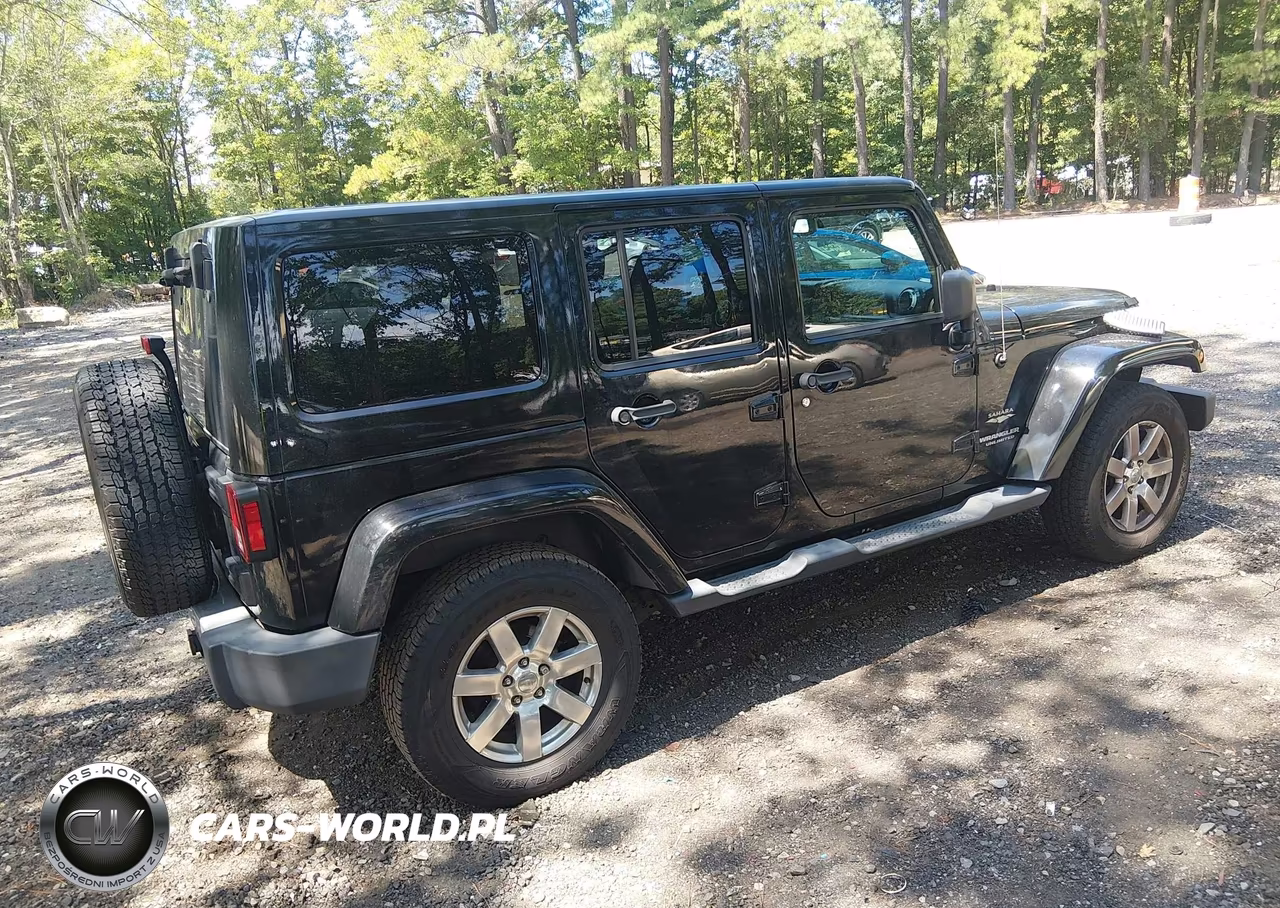 2013 Jeep Wrangler Unlimited Sahara VIN:1C4BJWEG6DL665682 - 4