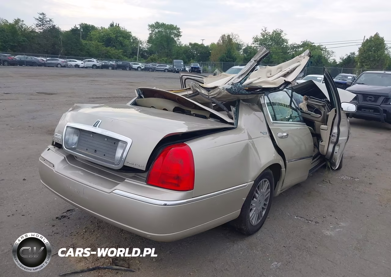 2007 Lincoln Town Car Signature Limited VIN:1LNHM82W57Y638596 - 4