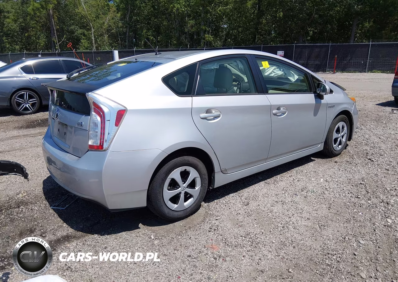 2014 Toyota Prius Two VIN:JTDKN3DU2E0375758 - 4