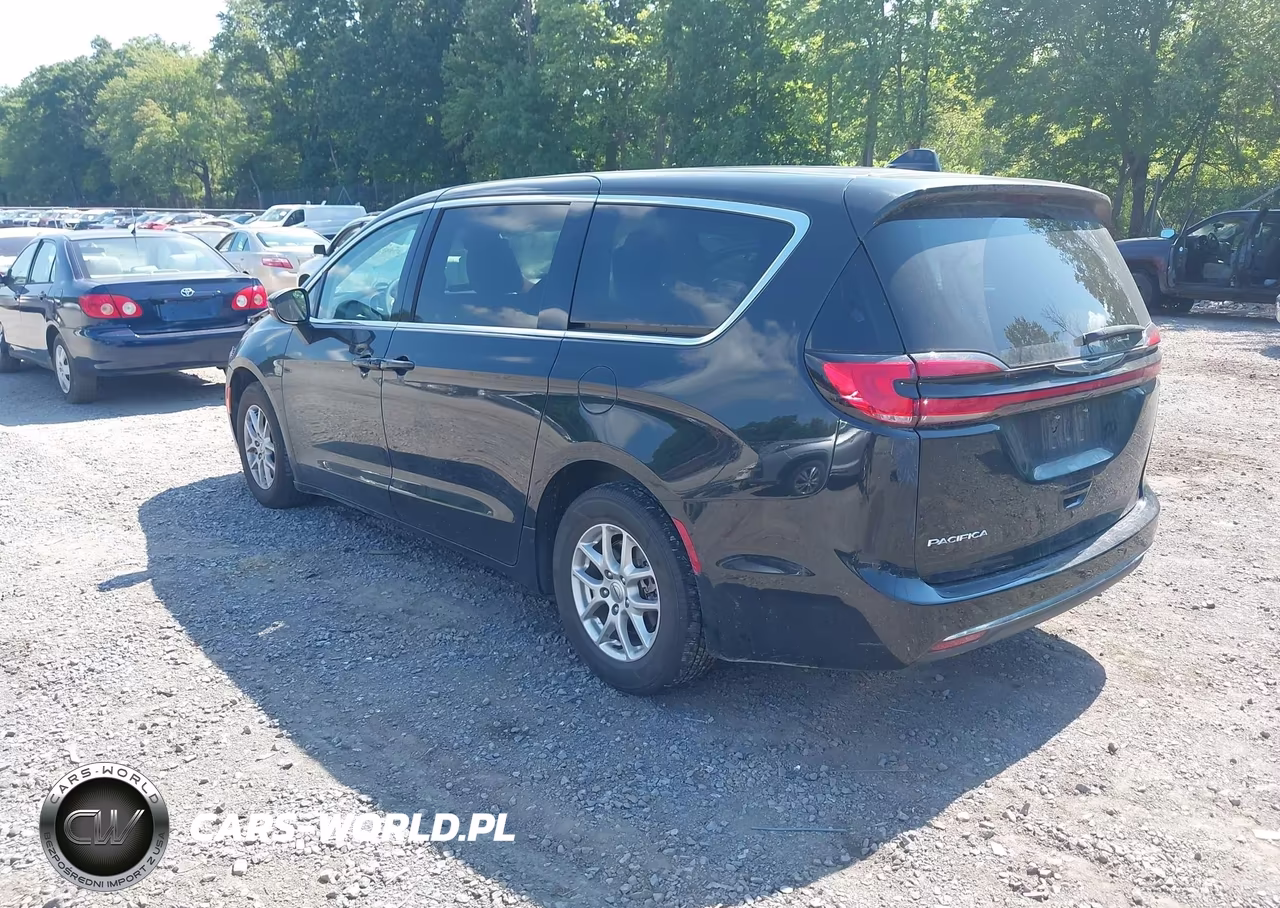 2023 Chrysler Pacifica Touring L VIN:2C4RC1BG7PR607558 - 3
