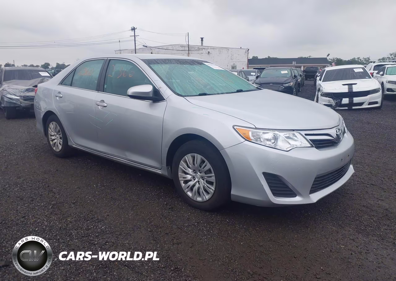2013 Toyota Camry Le – zdjęcie 1 z 17