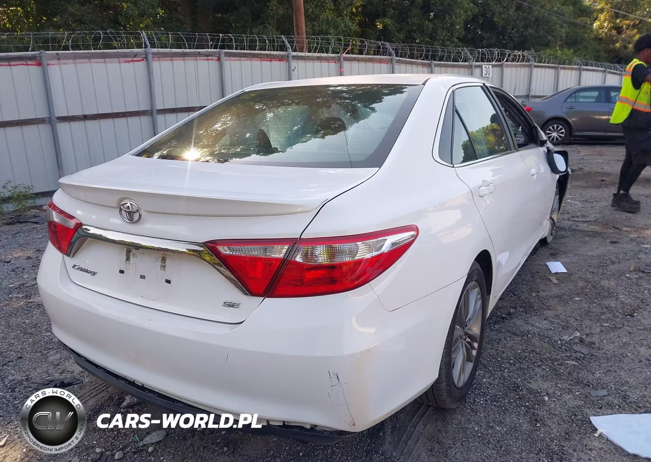 2015 Toyota Camry Se VIN:4T1BF1FK3FU919235 - 4