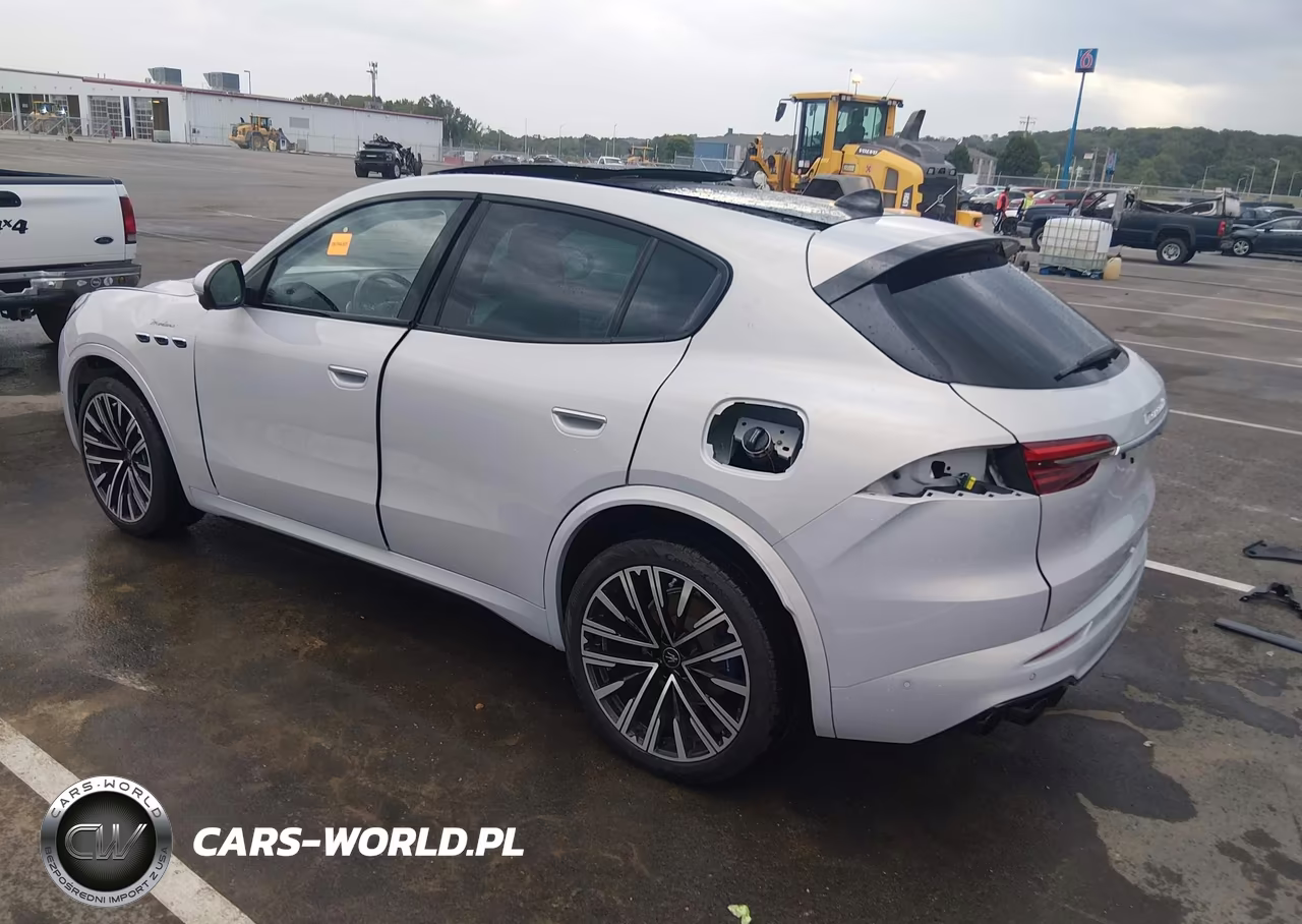 2023 Maserati Grecale Modena VIN:ZN682AVM6P7407688 - 3