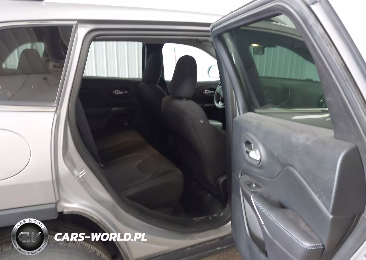 2019 Jeep Cherokee Latitude 4X4 VIN:1C4PJMCBXKD440450 - 8