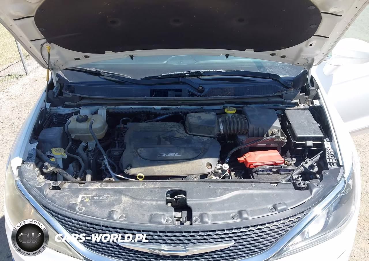 2018 Chrysler Pacifica Touring L VIN:2C4RC1BG0JR110861 - 10
