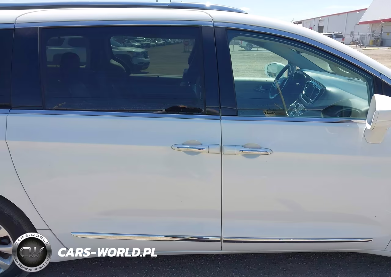 2018 Chrysler Pacifica Touring L VIN:2C4RC1BG0JR110861 - 13