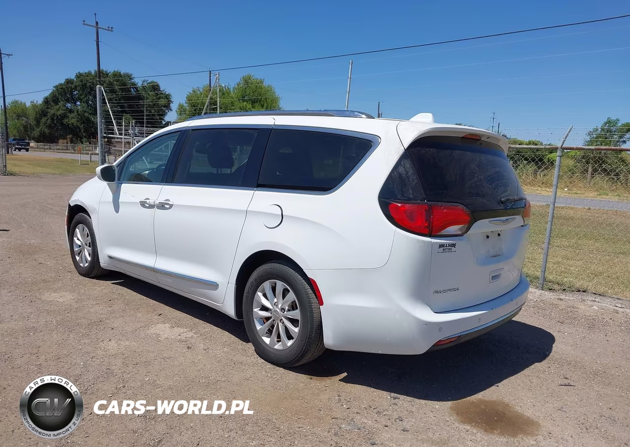 2018 Chrysler Pacifica Touring L VIN:2C4RC1BG0JR110861 - 3