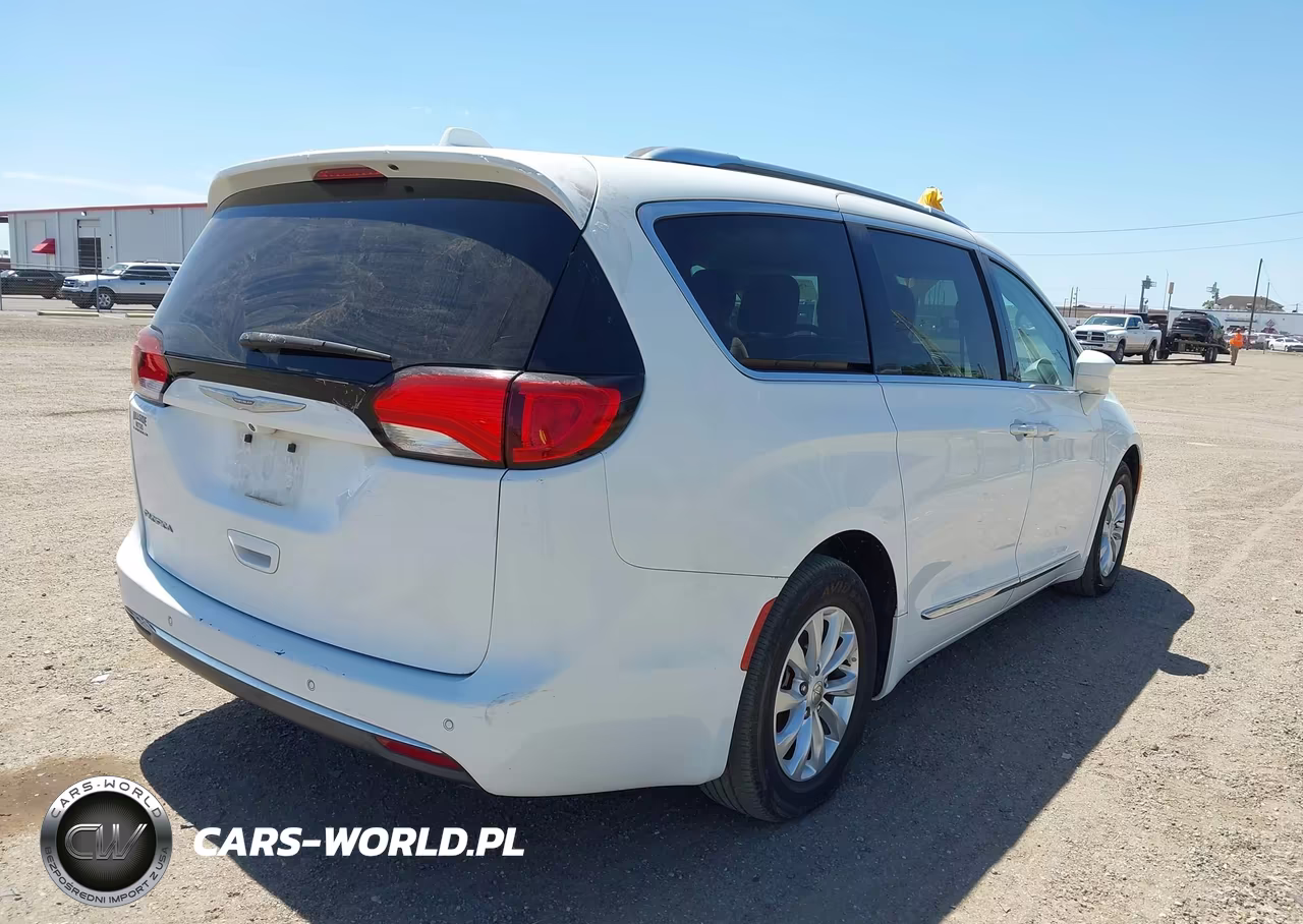 2018 Chrysler Pacifica Touring L VIN:2C4RC1BG0JR110861 - 4