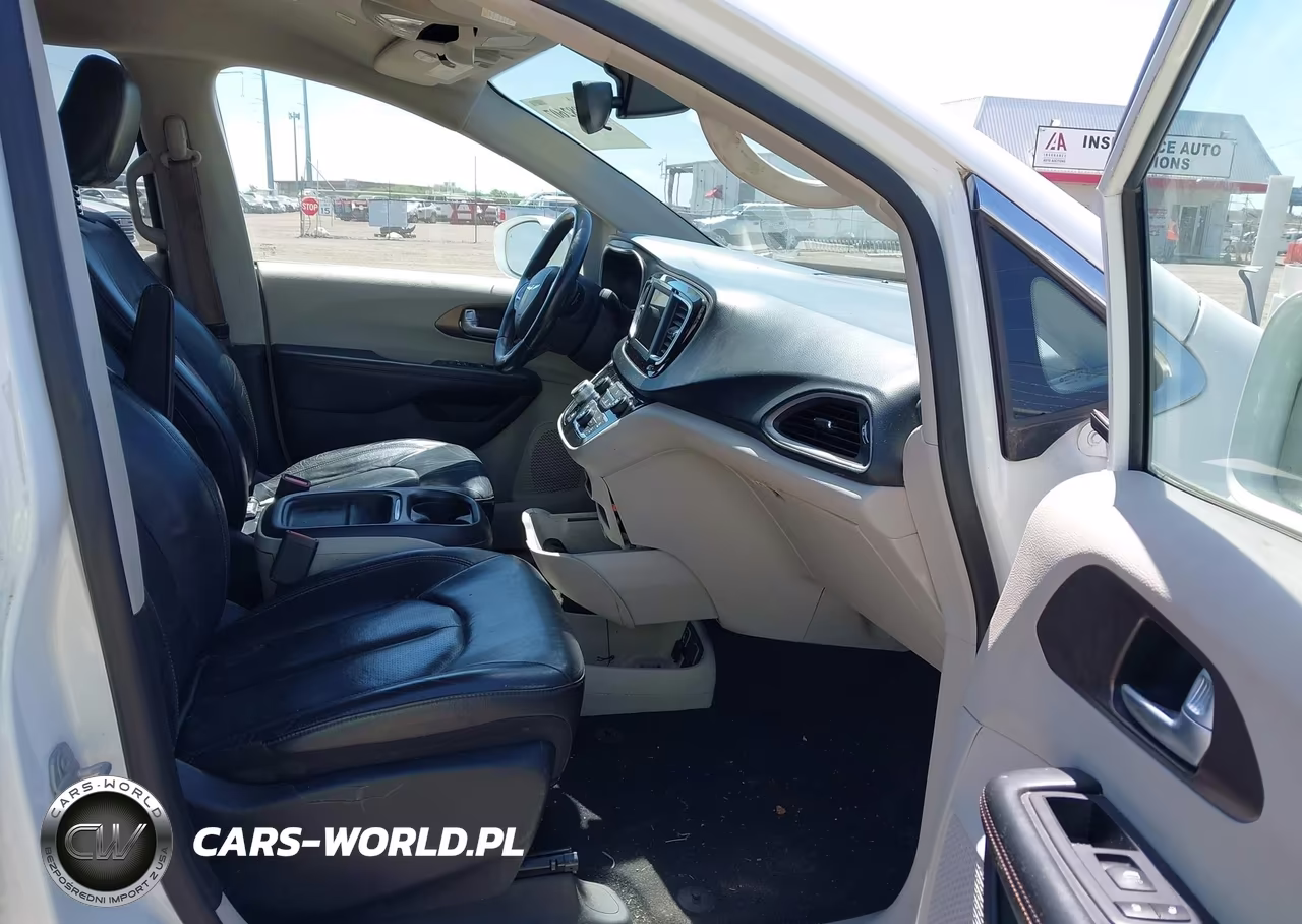 2018 Chrysler Pacifica Touring L VIN:2C4RC1BG0JR110861 - 5