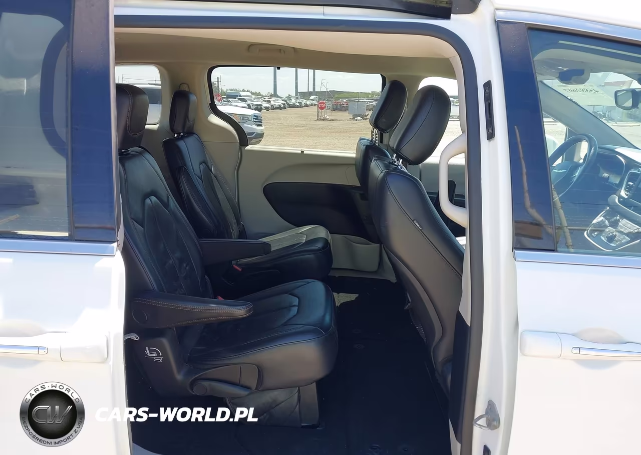 2018 Chrysler Pacifica Touring L VIN:2C4RC1BG0JR110861 - 8