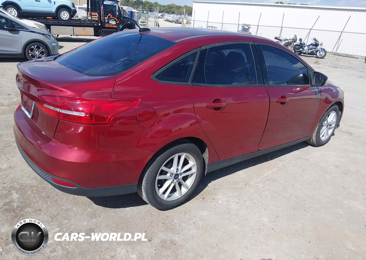 2017 Ford Focus Se VIN:1FADP3F26HL253993 - 4