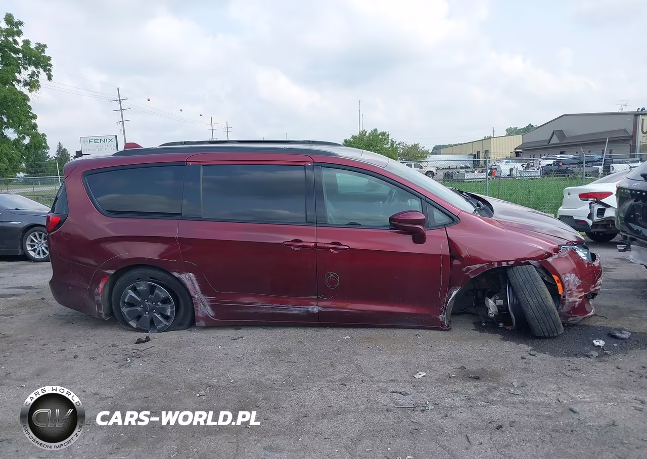 2020 Chrysler Pacifica Hybrid Limited VIN:2C4RC1N74LR270496 - 13