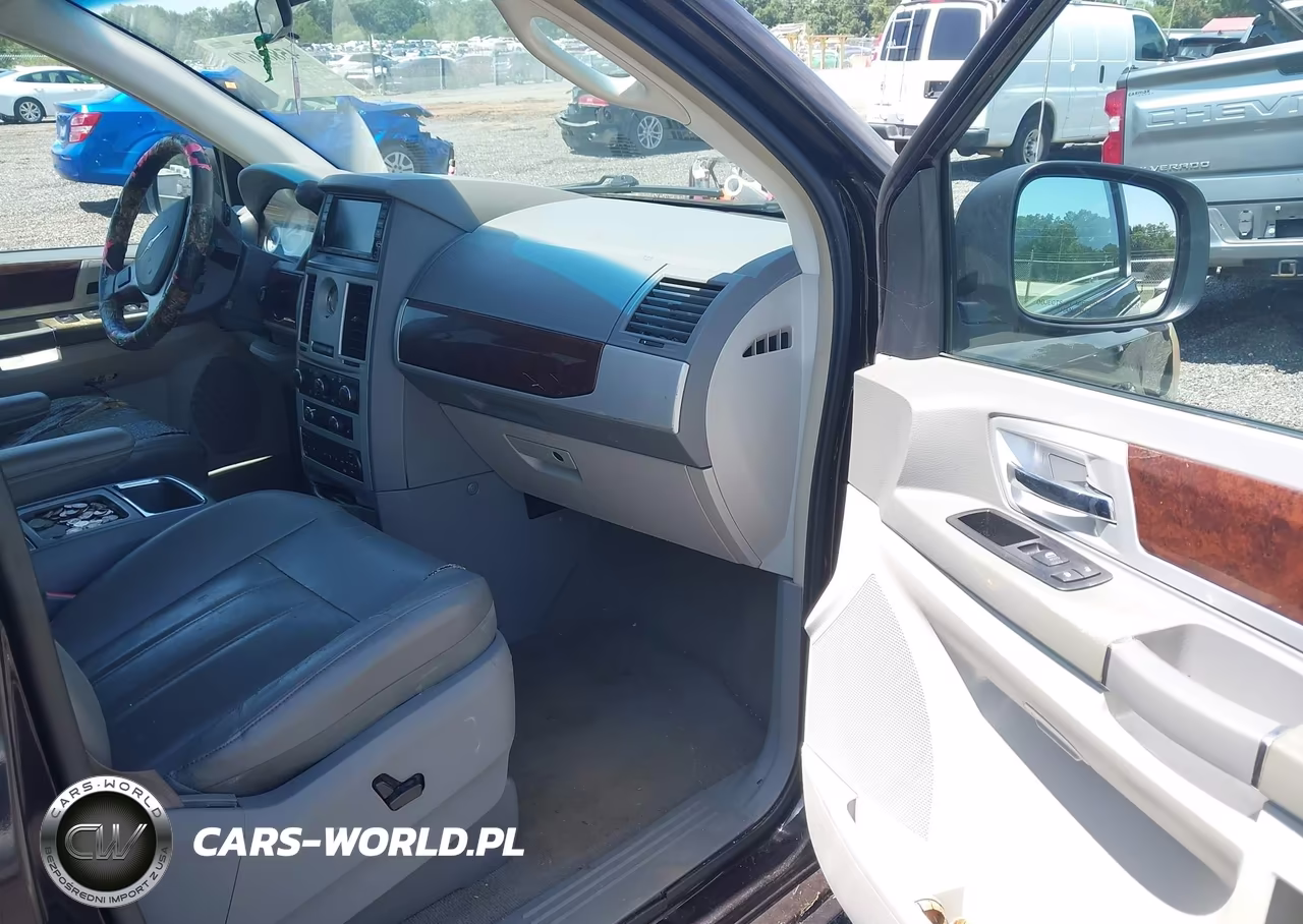 2010 Chrysler Town & Country Touring VIN:2A4RR5D15AR260781 - 5
