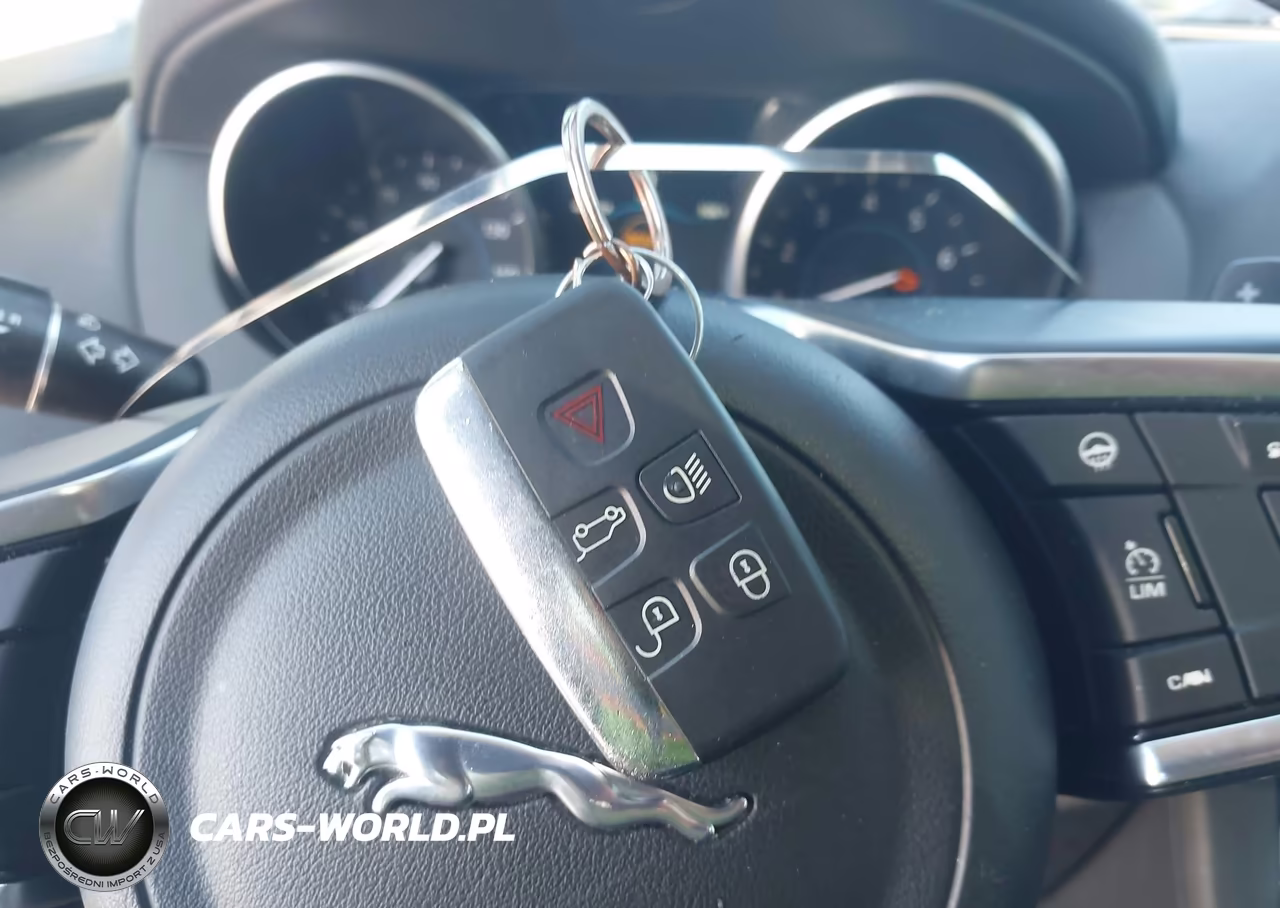 2018 Jaguar F-Pace 25T Prestige VIN:SADCK2FX1JA286447 - 11