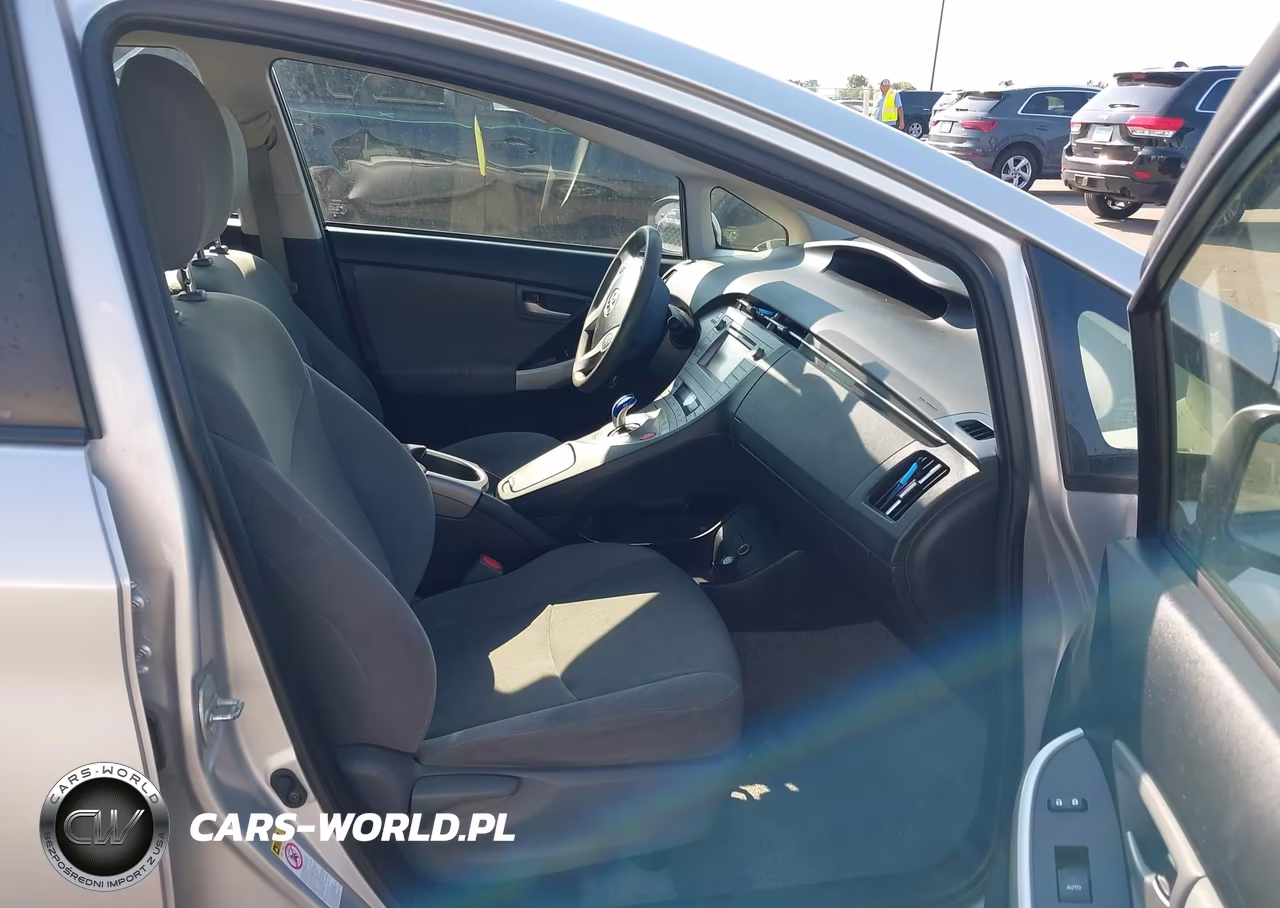 2014 Toyota Prius Two VIN:JTDKN3DU3E1762426 - 5