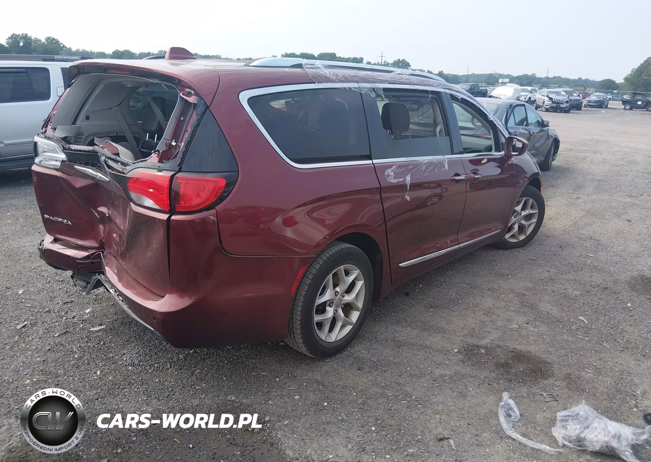 2017 Chrysler Pacifica Touring-L Plus VIN:2C4RC1EG6HR513796 - 4