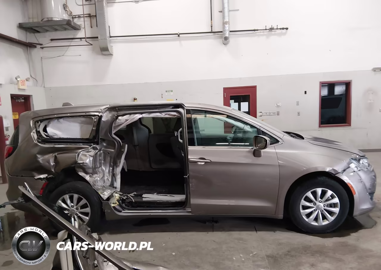 2018 Chrysler Pacifica Touring Plus VIN:2C4RC1FG6JR116108 - 14