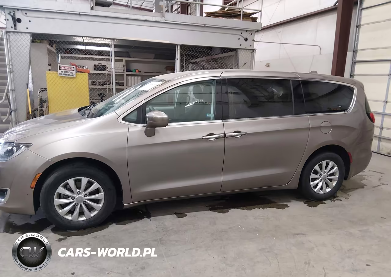 2018 Chrysler Pacifica Touring Plus VIN:2C4RC1FG6JR116108 - 15