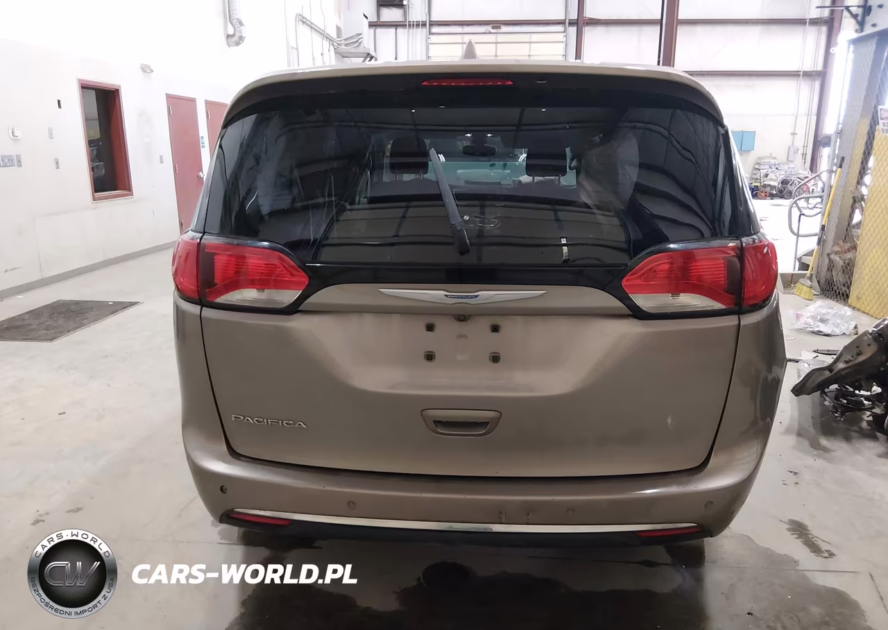 2018 Chrysler Pacifica Touring Plus VIN:2C4RC1FG6JR116108 - 17