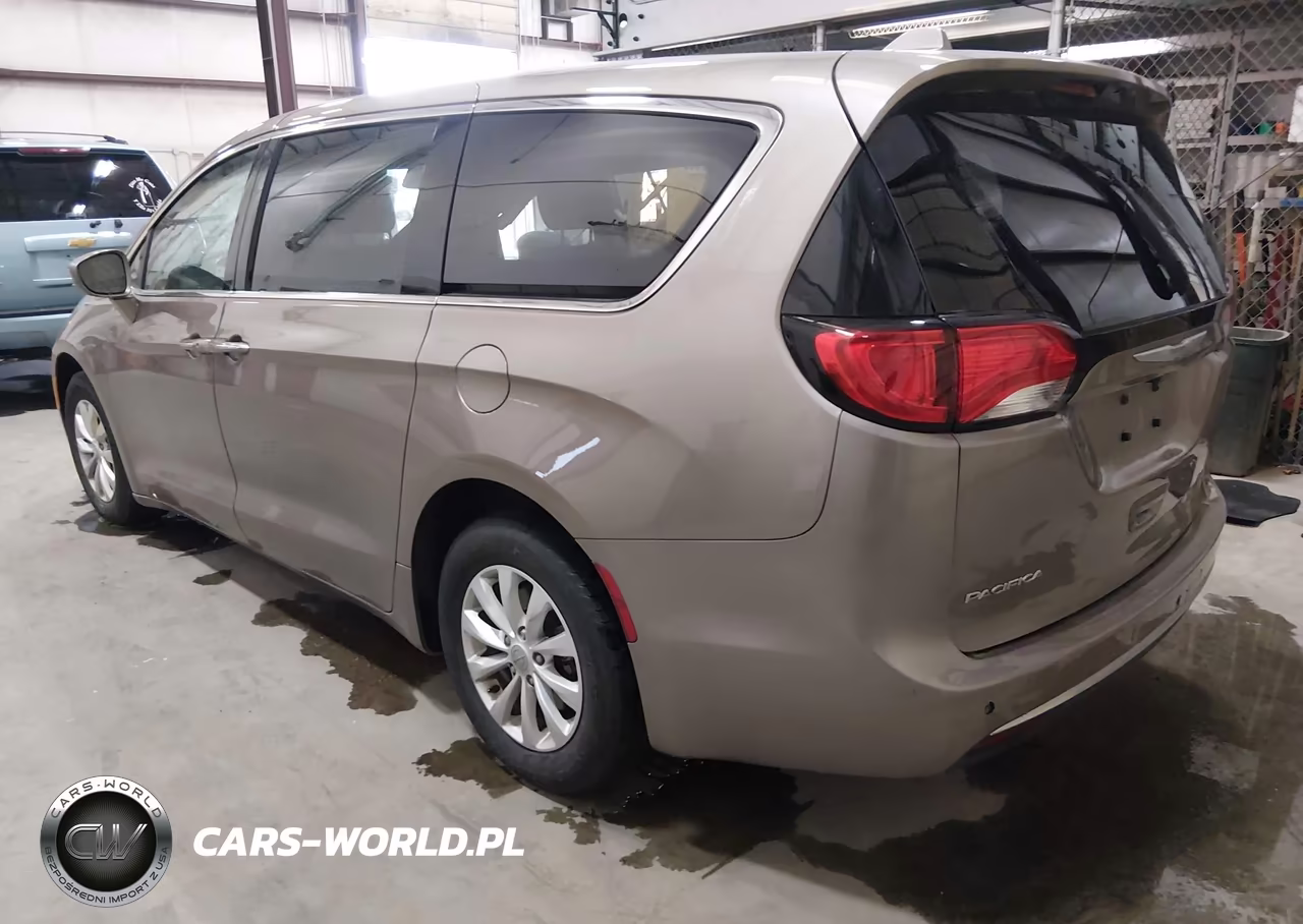 2018 Chrysler Pacifica Touring Plus VIN:2C4RC1FG6JR116108 - 3