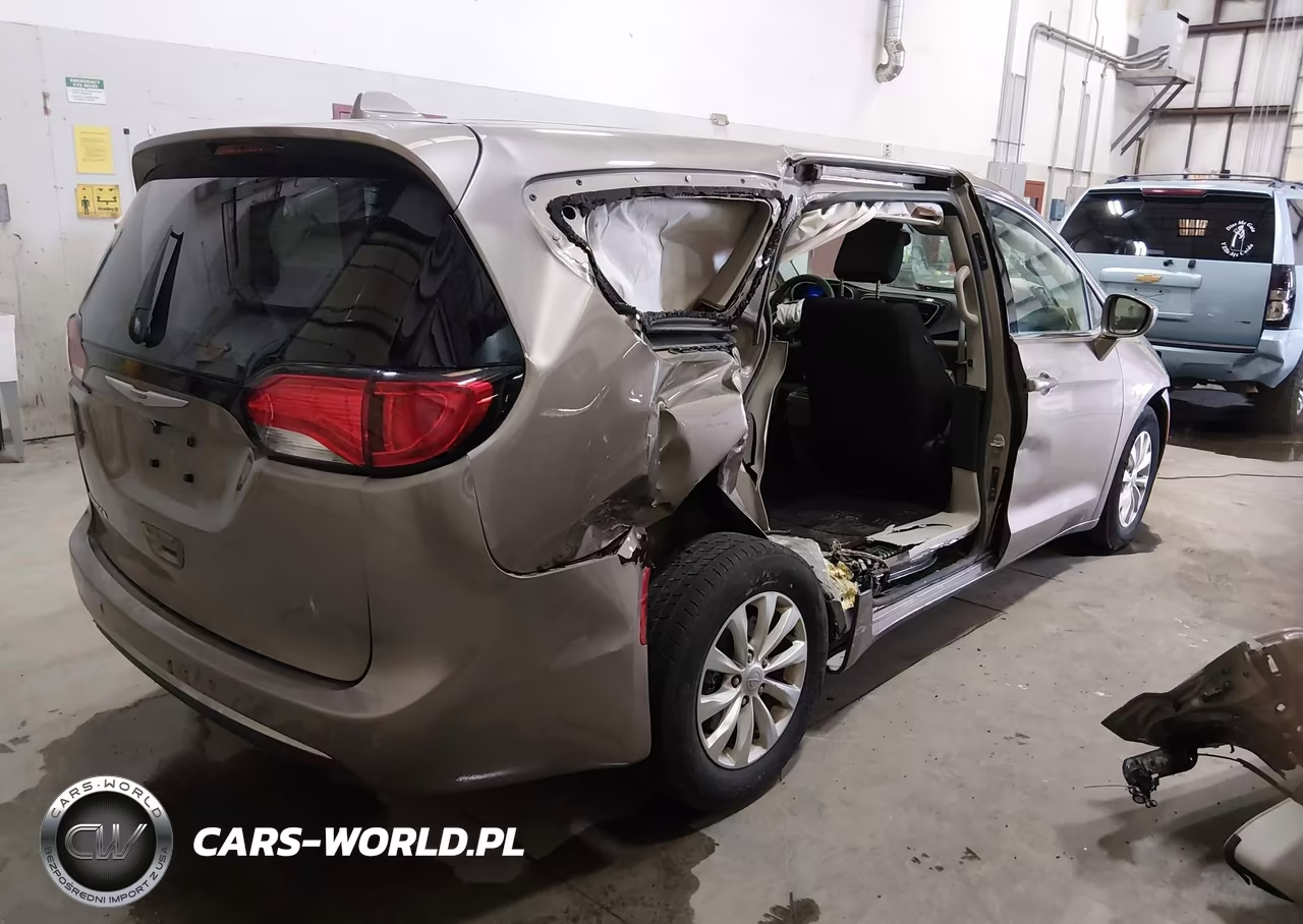 2018 Chrysler Pacifica Touring Plus VIN:2C4RC1FG6JR116108 - 4