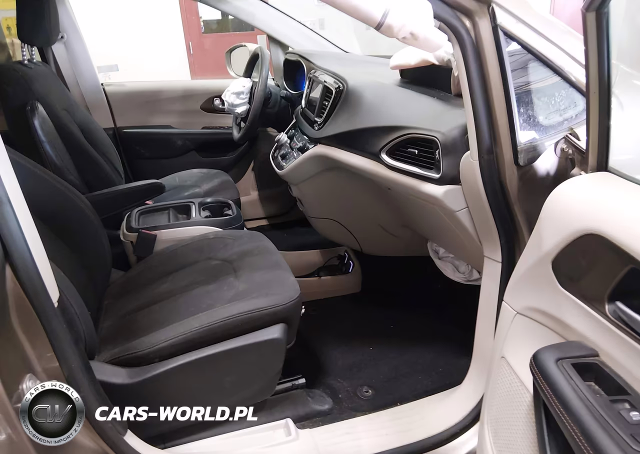2018 Chrysler Pacifica Touring Plus VIN:2C4RC1FG6JR116108 - 5