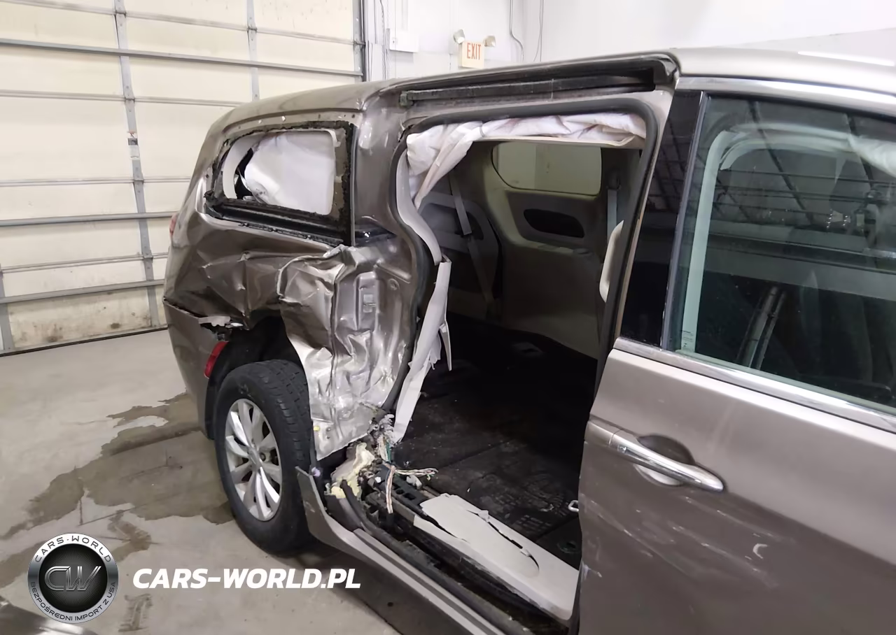 2018 Chrysler Pacifica Touring Plus VIN:2C4RC1FG6JR116108 - 6