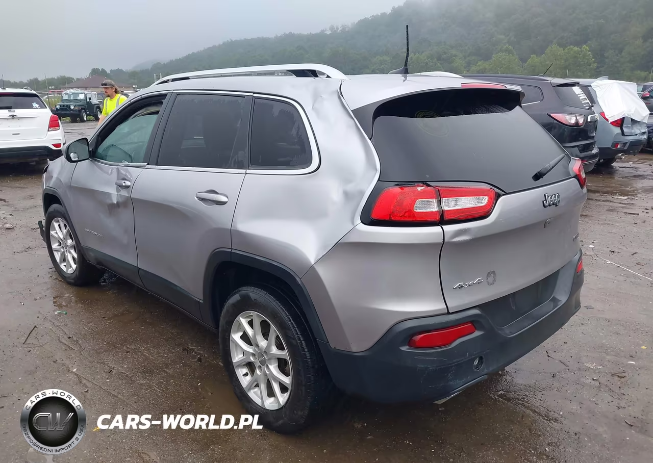 2018 Jeep Cherokee Latitude 4X4 VIN:1C4PJMCXXJD617072 - 3