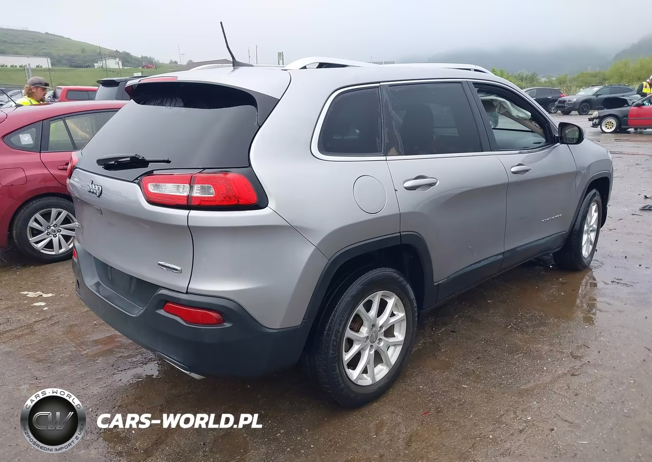2018 Jeep Cherokee Latitude 4X4 VIN:1C4PJMCXXJD617072 - 4