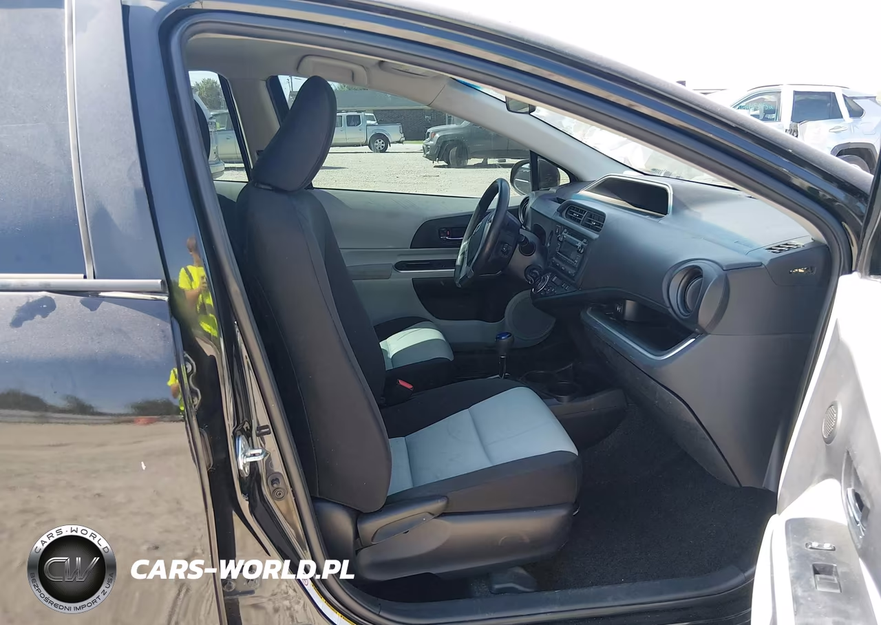2014 Toyota Prius C Two VIN:JTDKDTB38E1063354 - 5